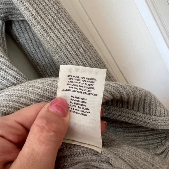 Aritzia Babaton Sweater - Picture 4 of 5